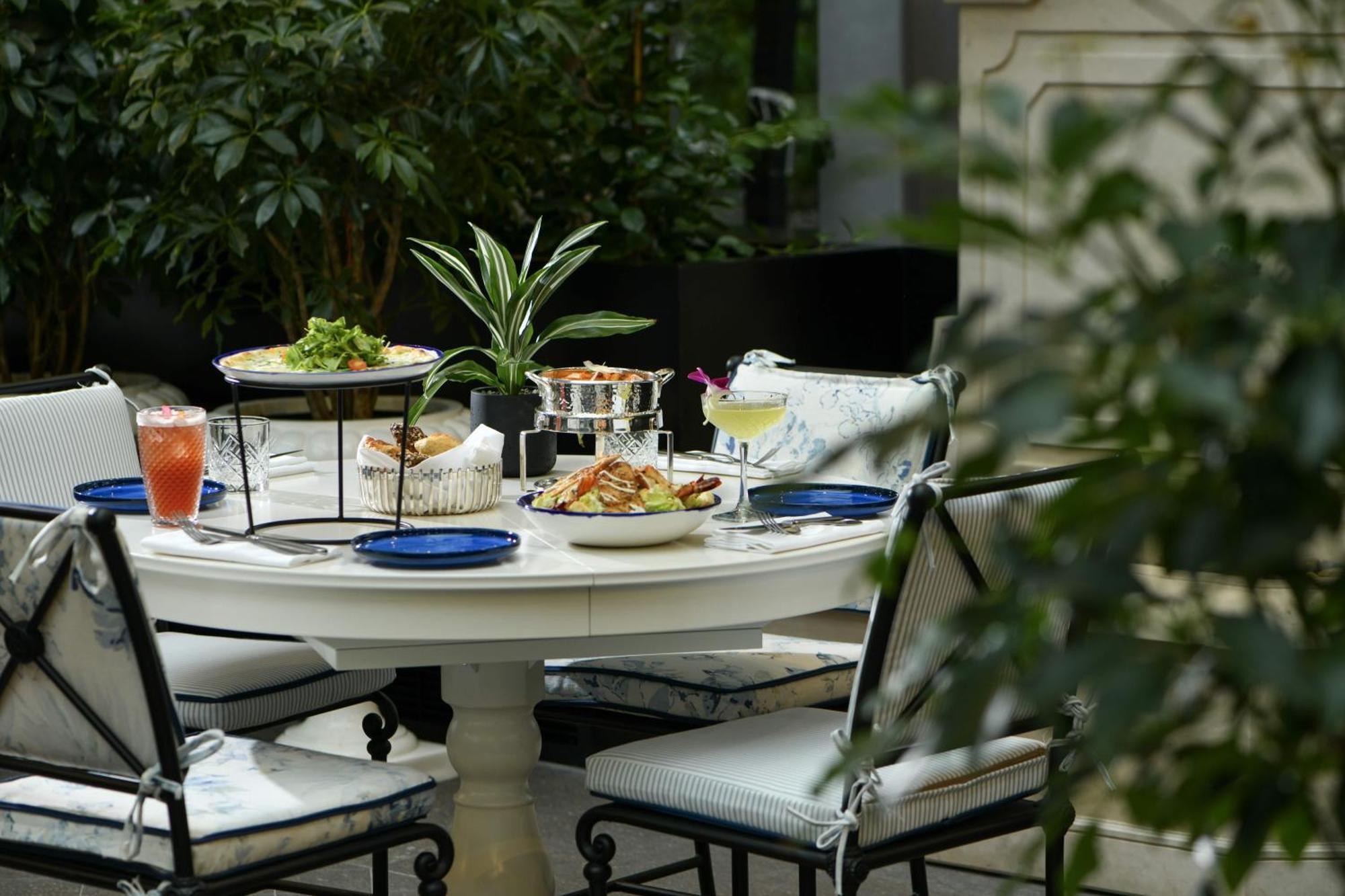 Banyan Tree Doha At La Cigale Mushaireb Dış mekan fotoğraf A table set for afternoon tea at the Mandarin Oriental, Paris